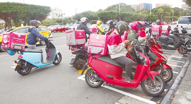 台北市議會日昨三讀通過「台北市外送平台業者管理自治條例」，其中第4條明訂「不得排除外送服務期間以外發生事故之理賠」，引發業者不滿，認為會有道德風險，也擔心保費負擔恐怕會增加2至3倍。（本報資料照片）