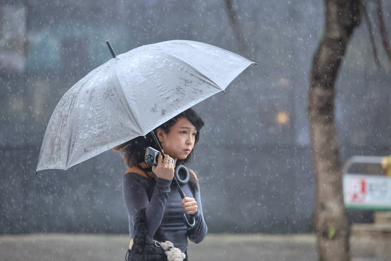 鋒面雨抵達　外出勿忘帶雨具 受鋒面影響，中央氣象署24日下午持續發布大雨特 報，苗栗至嘉義、南投、澎湖地區及宜蘭、花蓮、北 部山區有局部大雨發生的機率。圖為台北市中正區街 頭民眾撐傘避雨。 中央社記者王飛華攝　113年4月24日 