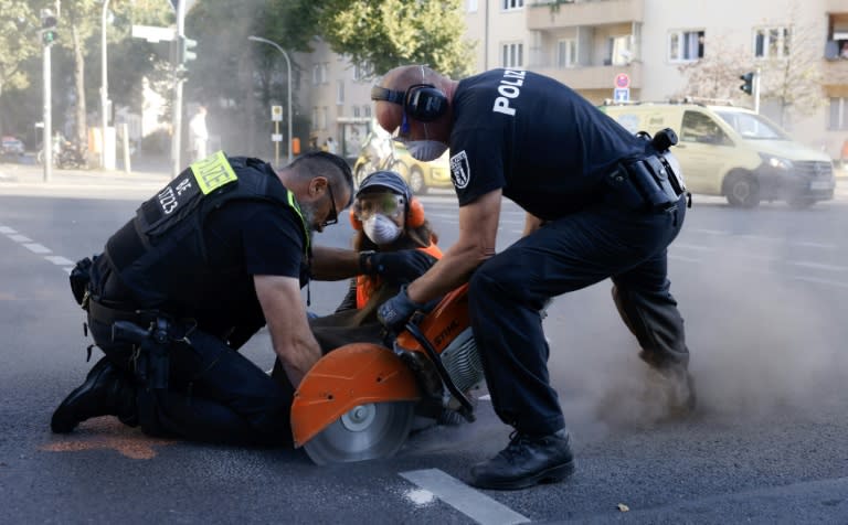 Bei einer Straßenblockade der Protestgruppe Letzte Generation in Berlin hat ein Autofahrer die Klimaaktivisten mit Reizgas besprüht. Zudem habe er versucht, sie mit Tritten von der Straße zu entfernen, erklärte die Polizei. (Odd ANDERSEN)