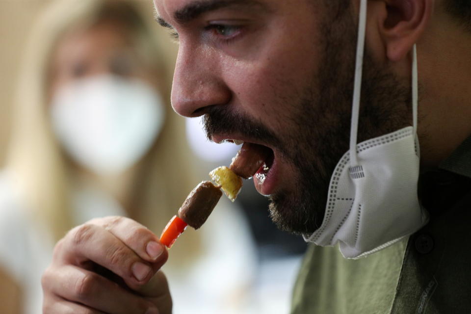 <p>En la imagen, un hombre come un filete de carne vegetariano impreso en 3D en el Mobile World Congress de Barcelona. (Foto: Albert Gea / Reuters).</p> 