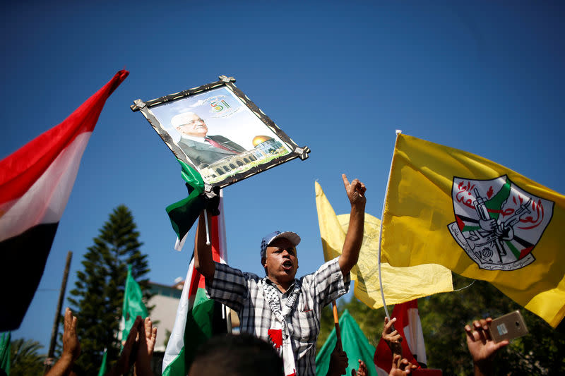 Le Fatah du président palestinien Mahmoud Abbas et le Hamas ont signé jeudi au Caire un accord de réconciliation, dix ans après la prise de contrôle de la bande de Gaza par le Mouvement de la résistance islamique. /Photo prise le 12 octobre 2017/REUTERS/Suhaib Salem