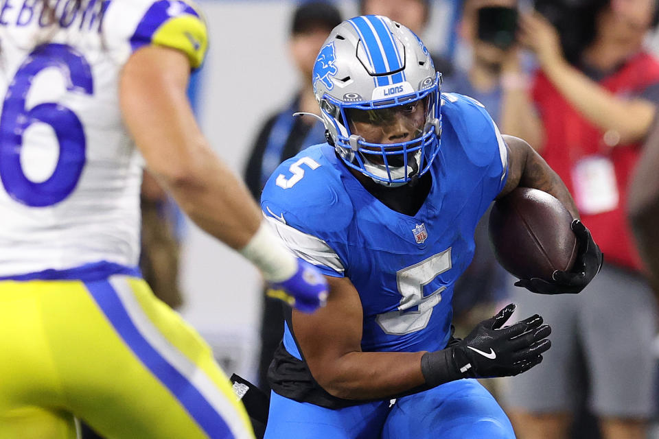 DETROIT, MICHIGAN - 08 SEPTEMBER: David Montgomery #5 dari Detroit Lions berlari membawa bola melawan Los Angeles Rams di Ford Field pada 08 September 2024 di Detroit, Michigan. (Foto oleh Gregory Shamus/Getty Images)