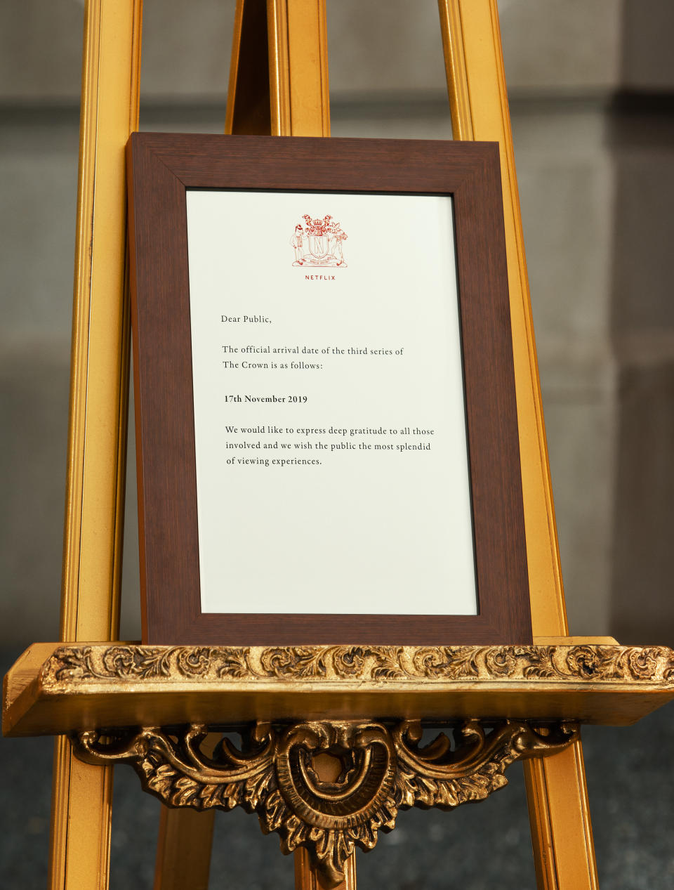 The Royal Family shares important announcements on an easel outside Buckingham Palace. (Netflix)