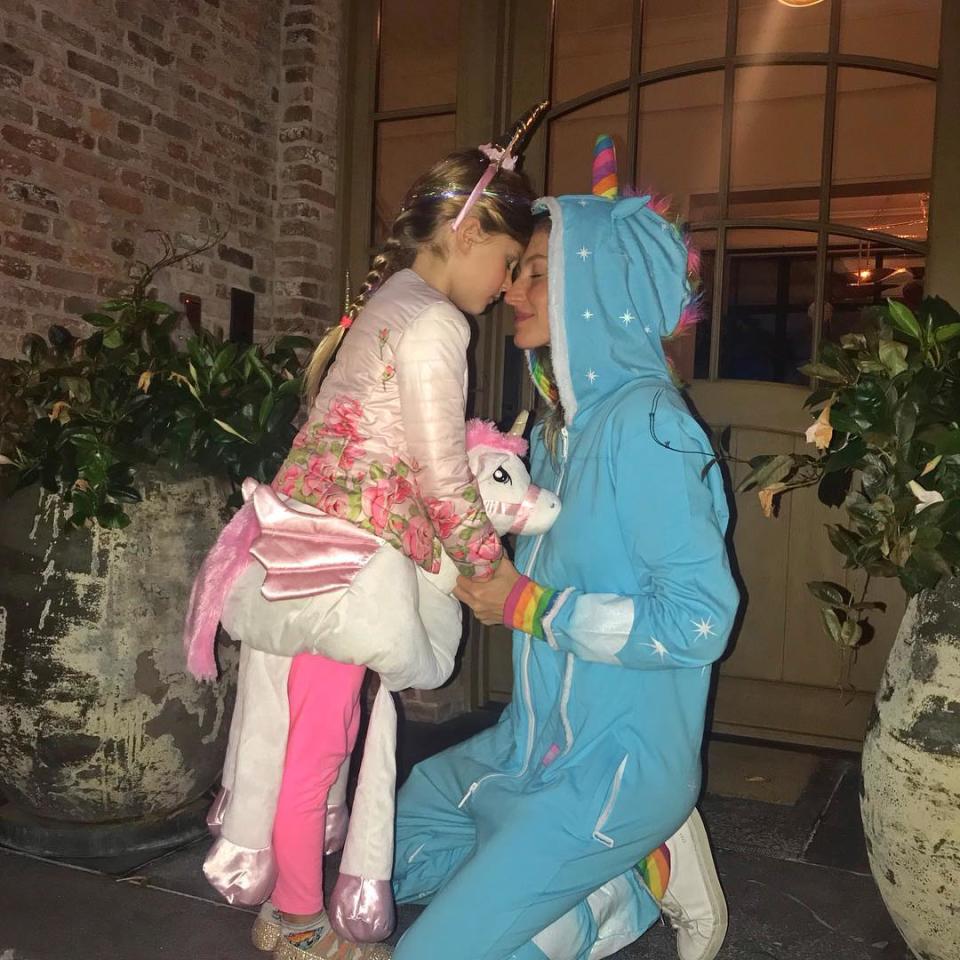 <p>Avec sa jeune fille, fruit de son union avec Tom Brady, Gisele Bündchen avait opté pour un déguisement de licorne. Crédit photo : Instagram giselebundchen </p>