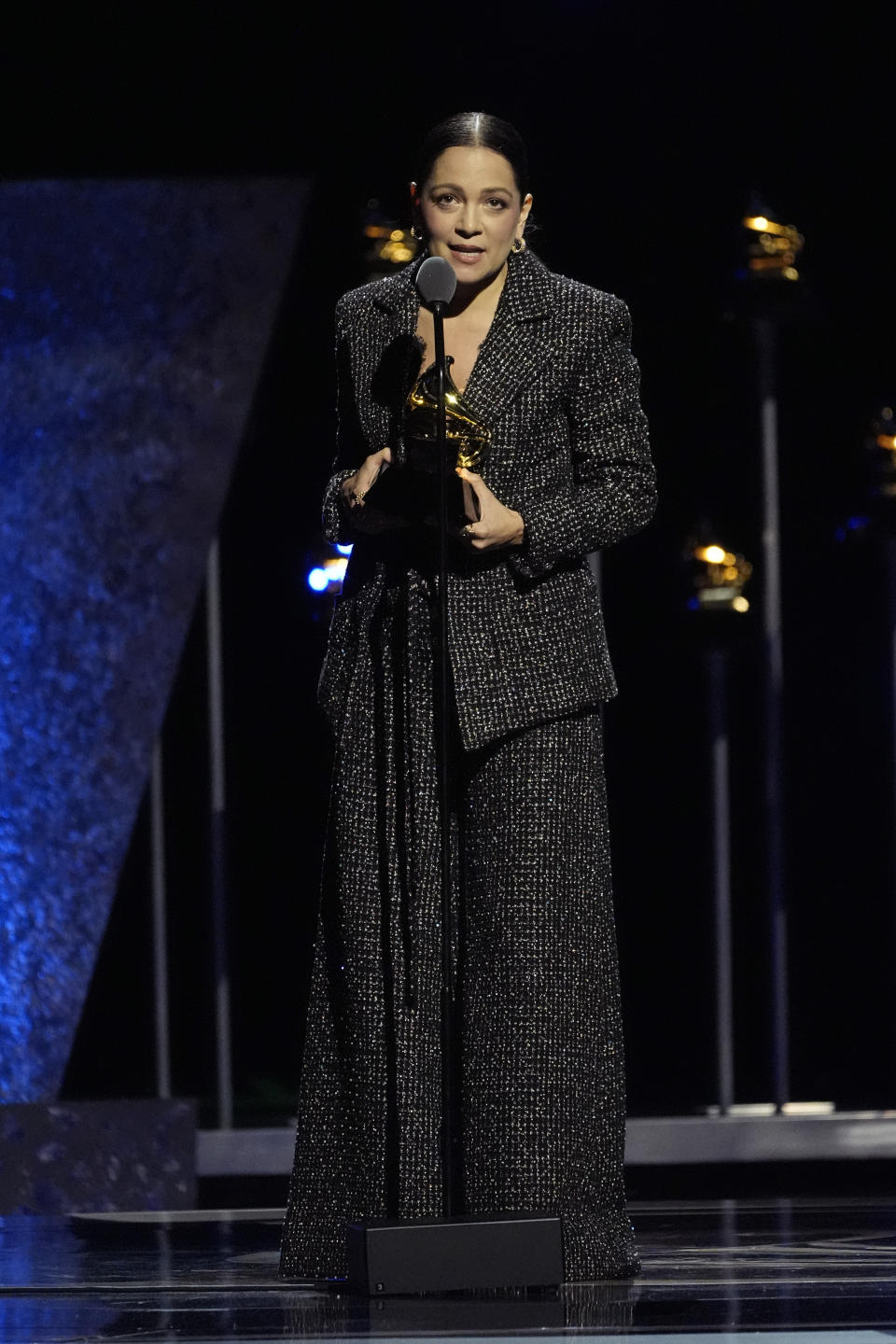 Natalia Lafourcade recibe el premio a mejor álbum de rock o música alternativa latina por "De todas las flores" en la 66a entrega anual de los Premios Grammy el domingo 4 de febrero de 2024 en Los Ángeles. (Foto AP/Chris Pizzello)