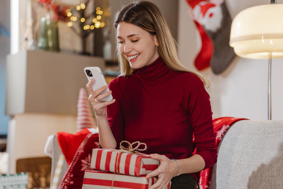 Eine individuelle Handyhülle ist ein passendes Geschenk für (fast) jeden. (Foto: Getty Images)