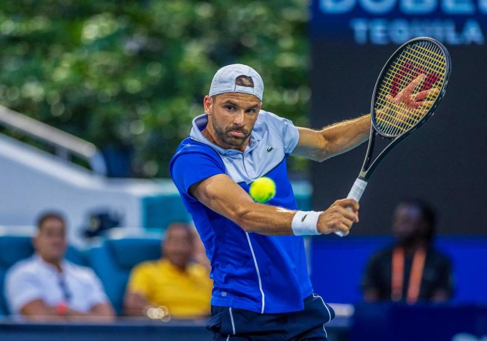 El búlgaro Grigor Dimitrov retorna una pelota ante el alemán Alexander Zverev, en el partido de semifinal celebrado el 29 de marzo de 2024 en el Hard Rock Stadium en Miami Gardens, Florida. Pedro Portal/pportal@miamiherald.com