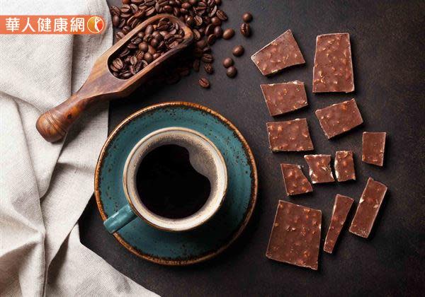 「巧克力咖啡」材料有，巧克力片10～12公克、無糖黑咖啡1杯（約120～150ml）。
