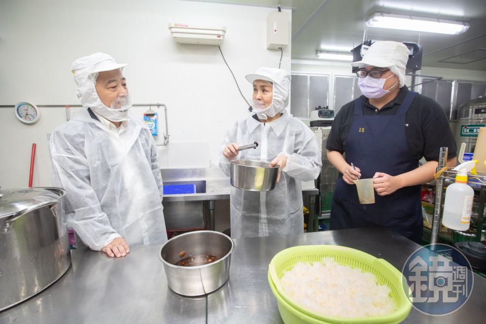 林益慶（左）常常會發想特殊口味的白木耳飲，郭怡妙（中）總是使命必達，研發出成品。