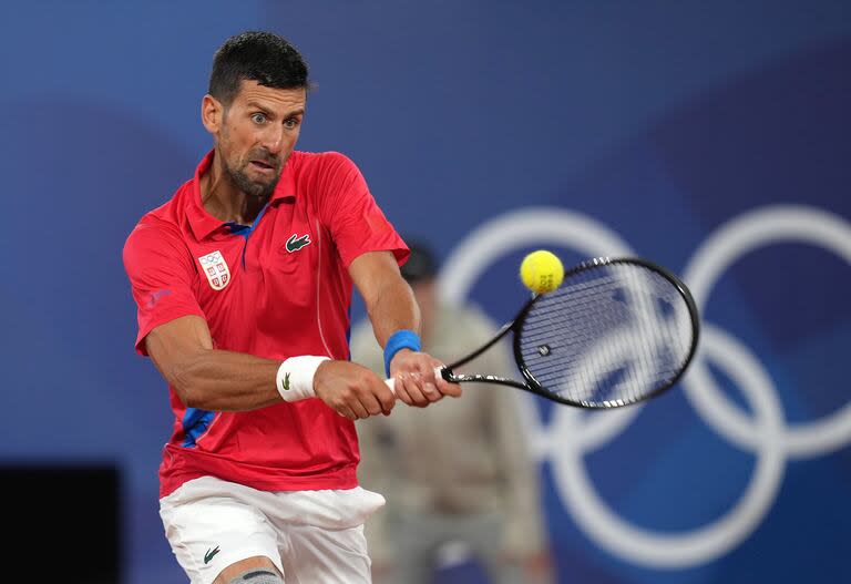 Djokovic, en París 2024, debutó con un cómodo triunfo por 6-0 y 6-1 ante Matthew Ebden, de Australia 