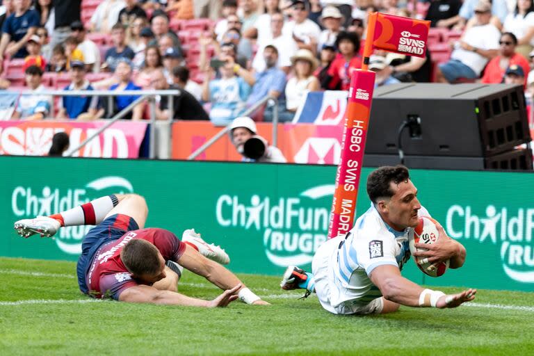 Rodrigo Isgró le hizo este try a Gran Bretaña y hoy será parte de dos encuentros de Pumas 7s en Madrid, ante Francia y Australia, en pos de acceder a los cuartos de final.