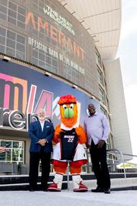 Amerant Bank Chairman & CEO with Heat mascot Burnie and legend Glen Rice