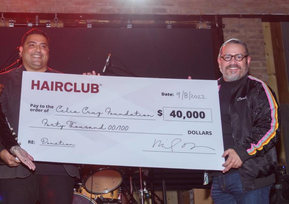 Mike Nassar, CEO de HairClub, entrega donación a Omer Pardillo, presidente de la Fundación Celia Cruz.