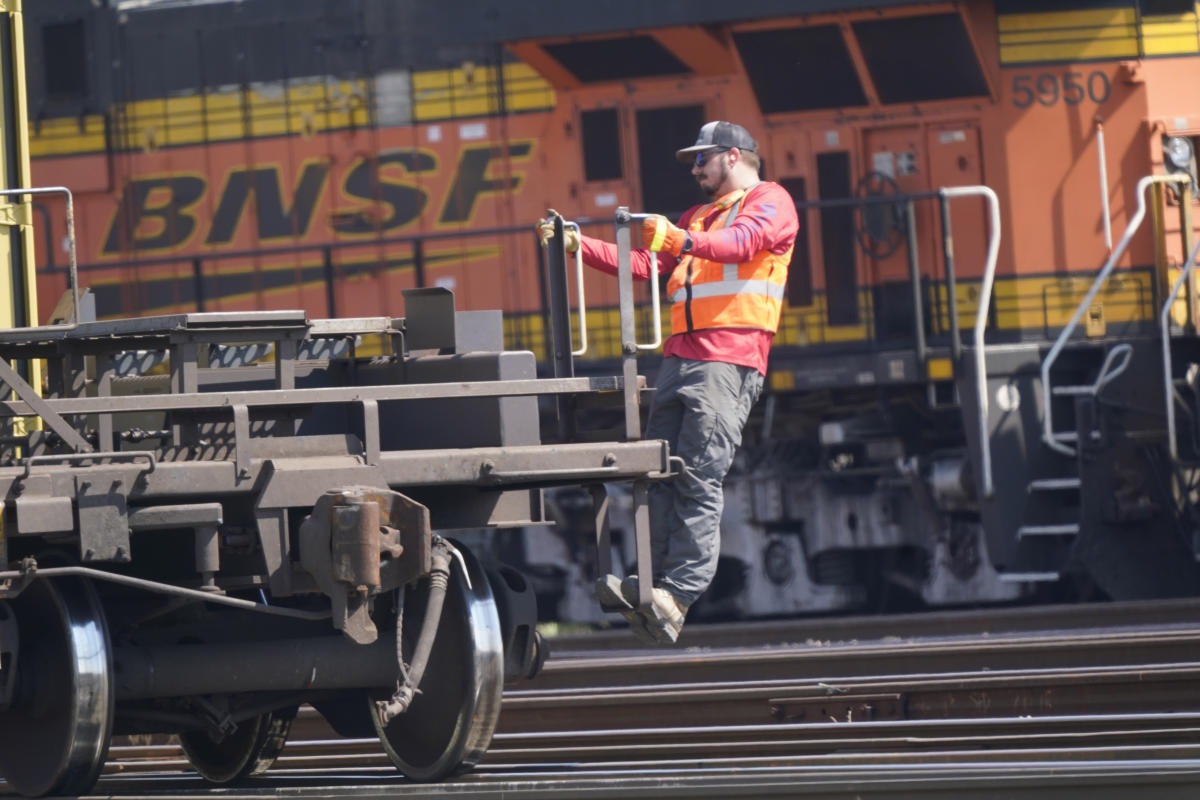 Железопътните работници казват, че сделката няма да реши проблемите, свързани с качеството на живот