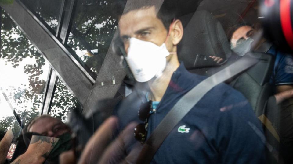 Novak Djokovic saliendo del Park Hotel, el 16 de enero de 2022 en Melbourne, Australia.