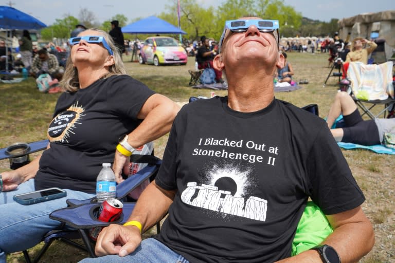 Des spectateurs admirant l'éclipse totale sur le site Stonehenge II, à Ingram au Texas, le 8 avril 2024 (Cécile Clocheret)