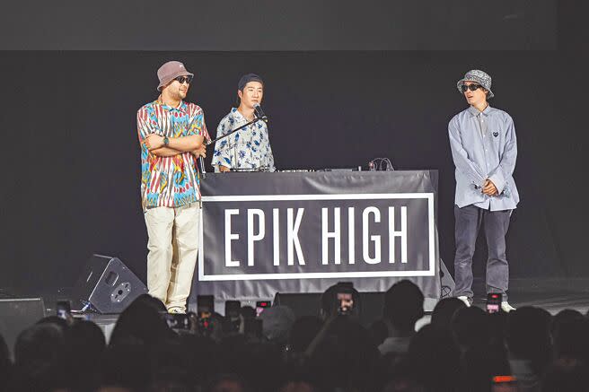 Epik High成員Tablo（右起）、DJ Tukutz、Mithra Jin昨暌違3年來台開唱，嗨翻全場。（孫伊萱攝）