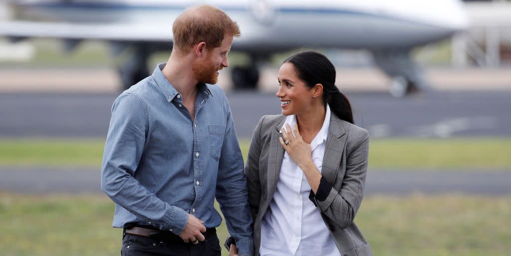 dubbo, australia   october 17  prince harry, duke of sussex and meghan, duchess of sussex arrive at dubbo airport on october 17, 2018 in dubbo, australia the duke and duchess of sussex are on their official 16 day autumn tour visiting cities in australia, fiji, tonga and new zealand  photo by phil noble   poolgetty images