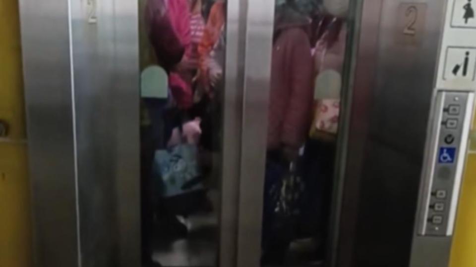 有多位民眾受困在電梯裡面。（圖／TVBS）