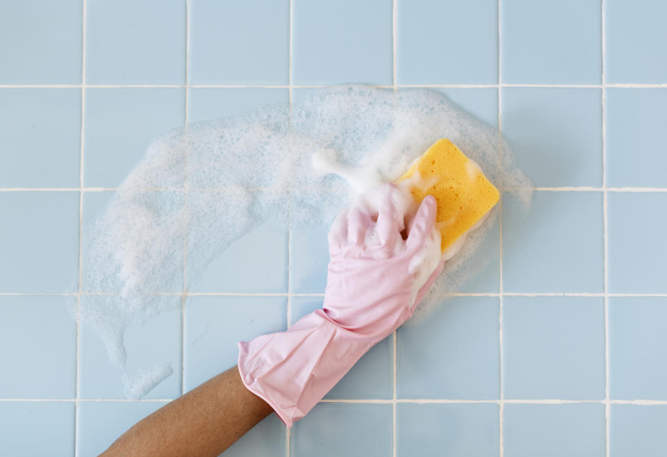 Beim Putzen solltest du dich immer mit Handschuhen schützen. (Bild: Getty Images)