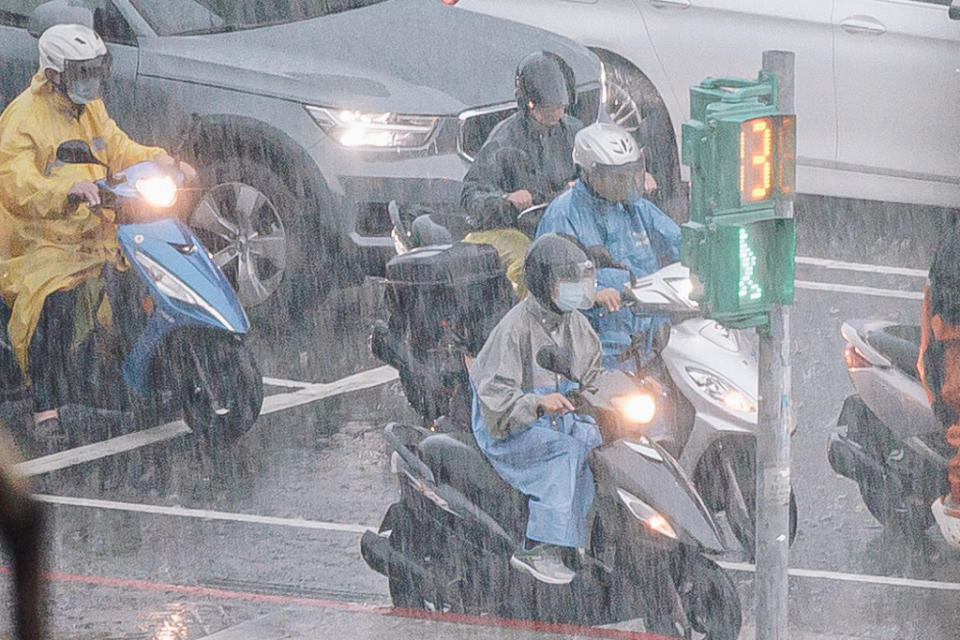 明天（23日）中部以北、東北部、東部地區及各地山區需留意午後雷雨。（示意圖／資料照）