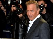 Auch wenn man oft schon dachte, Kevin Costner wäre bereits weg vom Fenster, taucht er doch immer wieder auf. Als Schauspieler feierte er seinen Durchbruch in den 80er-Jahren, mit "Die Unbestechlichen" (1987) wurde er international bekannt. Doch so richtig durch die Decke ging seine Karriere - als Schauspieler und als Regisseur - mit ... (Bild: Anthony Harvey/Getty Images)