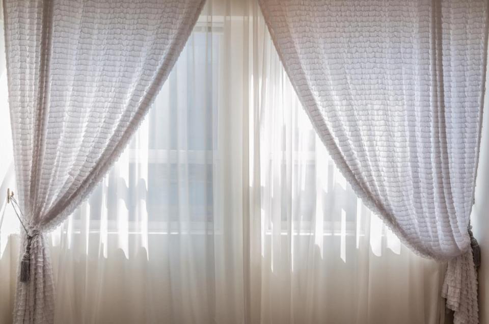 出門前把窗簾拉上，可以避免傢俱、地板吸收太多熱輻射。（示意圖／Pixabay）