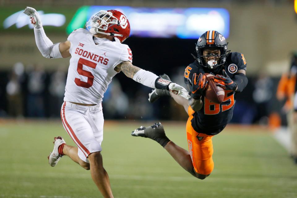 Oklahoma State's Jaden Bray (85) can't make the catch beside Oklahoma's Billy Bowman (5) during a Bedlam college football game between the Oklahoma State University Cowboys (OSU) and the University of Oklahoma Sooners (OU) at Boone Pickens Stadium in Stillwater, Okla., Saturday, Nov. 27, 2021. Oklahoma State won 37-33. 