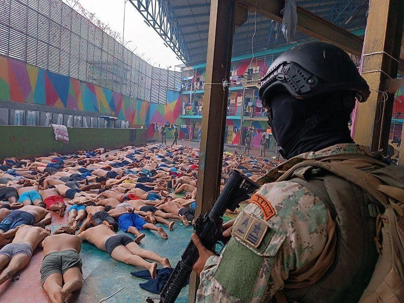 Militar en una cárcel de Ecuador.