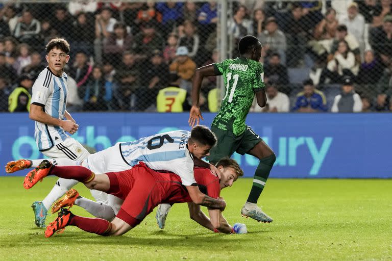 Ibrahim Muhammad ya definió y así, encimados, deja al defensor Valentín Gómez y el arquero Federico Gómes Gerth; Nigeria asestó un golpe inesperado a la Argentina en el Mundial Sub 20.