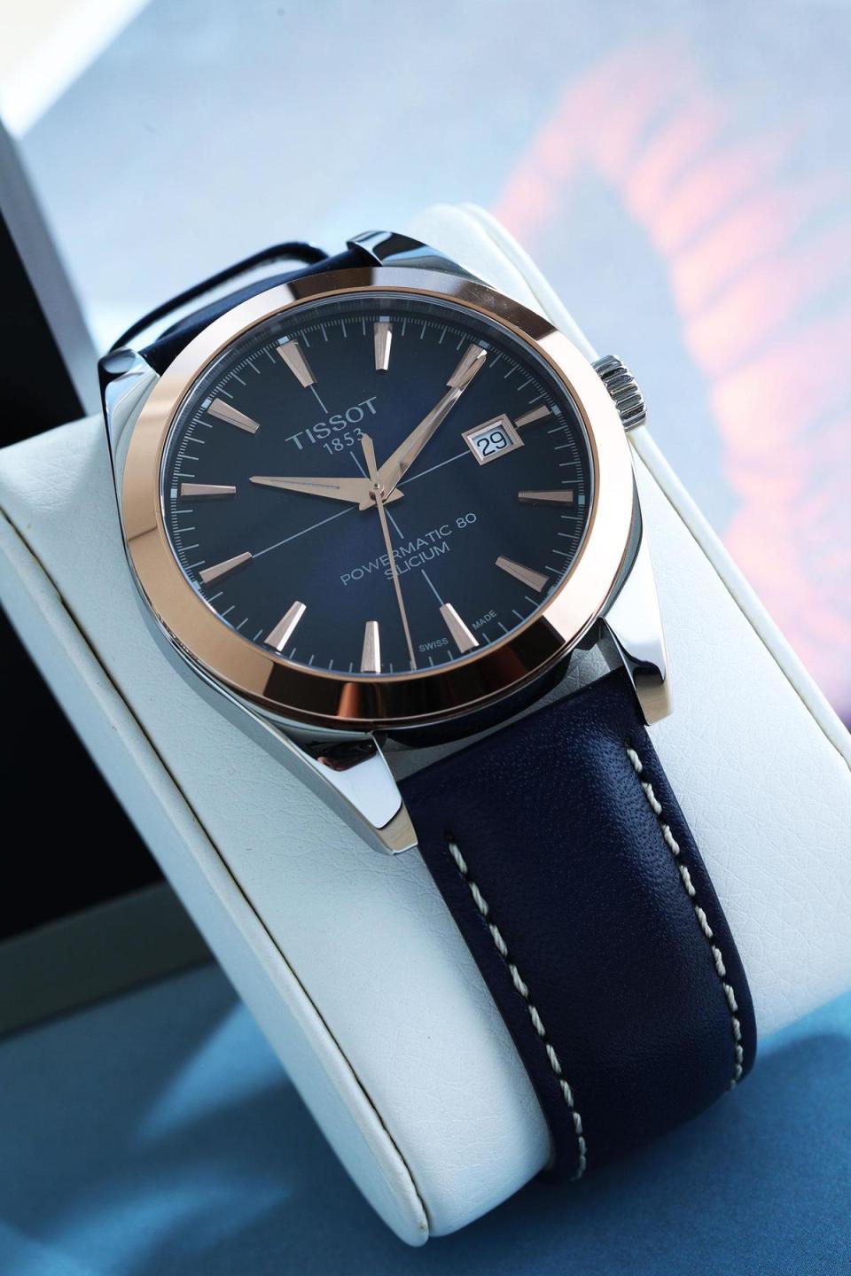  Gentleman 18K 金自動男錶，40mm不鏽鋼錶殼配18K金錶圈、18K金時標刻度，定價NT$52,400。
