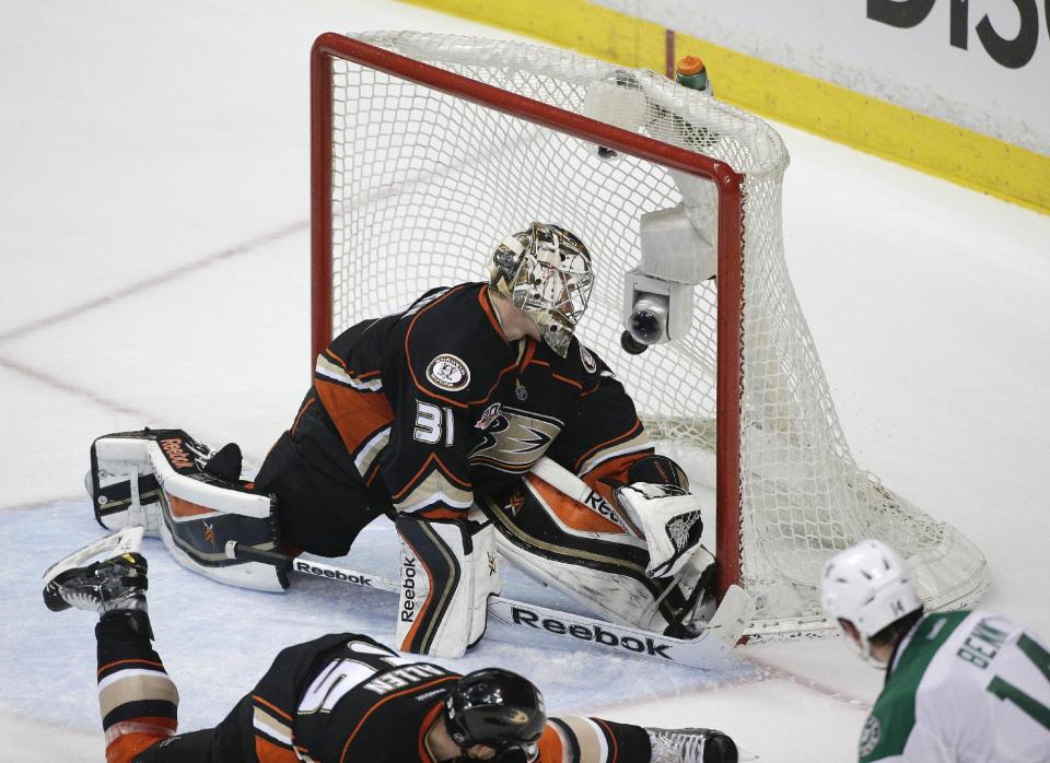 The shot by Dallas Stars' Jamie Benn enters the net past Anaheim Ducks goalie Frederik Andersen, of Denmark, during the second period in Game 1 of the first-round NHL hockey Stanley Cup playoff series on Wednesday, April 16, 2014, in Anaheim, Calif. (AP Photo/Jae C. Hong)