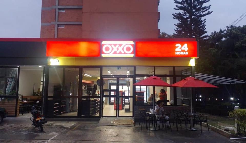 La primera tienda de Oxxo en Medellín está ubicado frente a la estación Floresta de Medellín. Foto: Cortesía