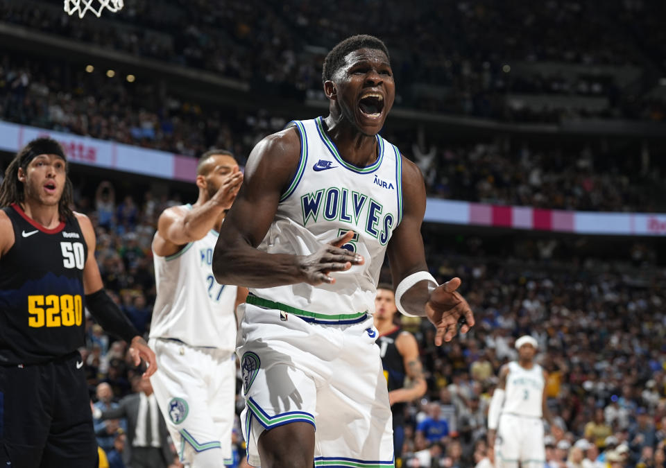 El armador de los Timberwolves de Minnesota Anthony Edwards reacciona luego de que su tiro fue bloqueado en la segunda mitad del Juego 7 de la segunda ronda de los playoffs de la NBA ante los Nuggets de Denver, el domingo 19 de mayo de 2024, en Denver. (AP Foto/David Zalubowski)