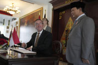 German Defense Minister Boris Pistorius, left, talks to Indonesian Defense Minister Prabowo Subianto during their meeting in Jakarta, Indonesia, Monday, June 5, 2023. (AP Photo/Dita Alangkara)