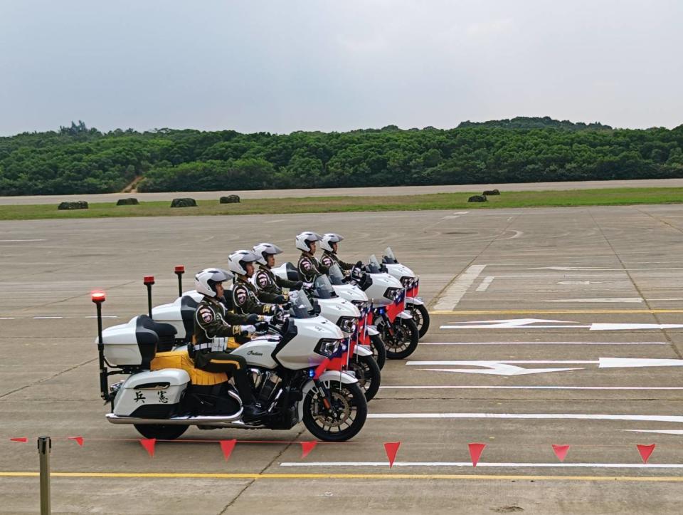 憲兵快反連騎乘美造的印地安挑戰者型（Challenger）重型機車進行地面展演。王烱華攝