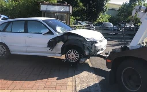 警方在廣興公園旁，發現肇事白色小客車。（圖／翻攝畫面）