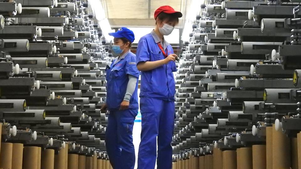 Arbeiter überprüfen eine Produktionslinie im Lianyungang Economic and Technological Development Area in Lianyungang in der ostchinesischen Provinz Jiangsu.