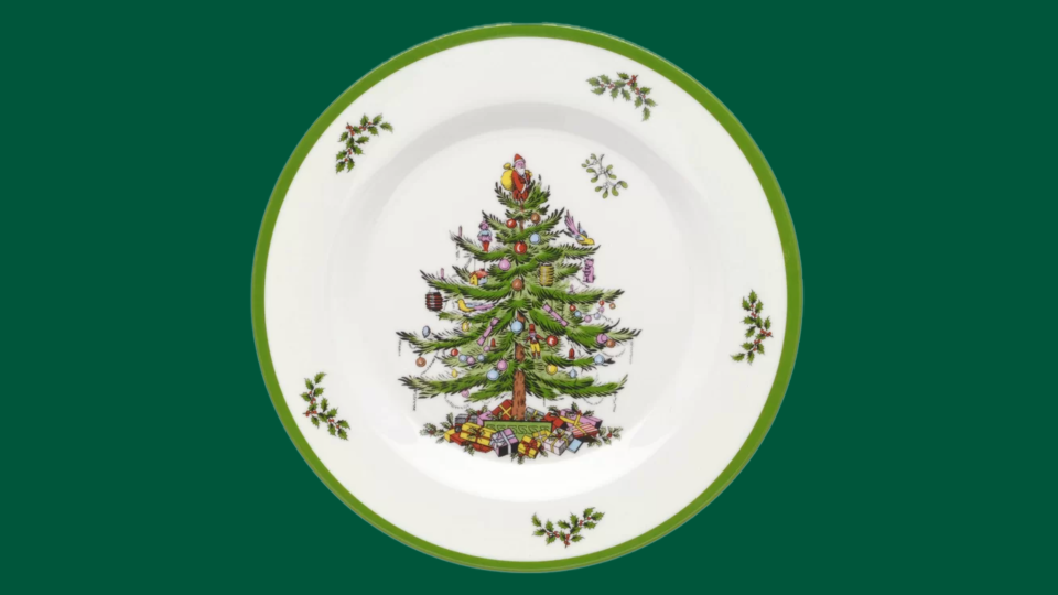 These festive tree plates come in a set of four and includes an adorable illustration of presents, mistletoe and Santa, of course!