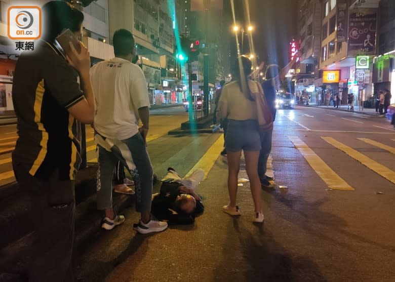 醉漢倒臥行人過路線上。