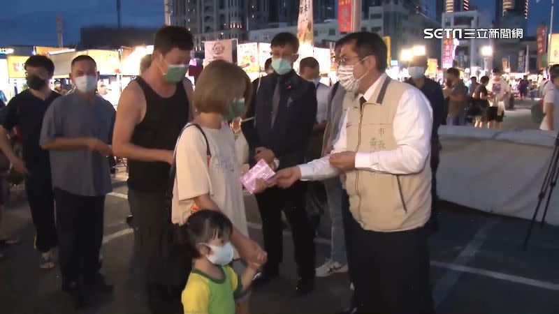 台南市長黃偉哲發放市場消費券給消費者抵用，卻被謝龍介指控賄選。