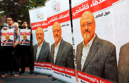 Friends of Saudi journalist Jamal Khashoggi hold posters and banners with his pictures during a demonstration outside the Saudi Arabia consulate in Istanbul, Turkey October 25, 2018. REUTERS/Osman Orsal NO RESALES. NO ARCHIVES