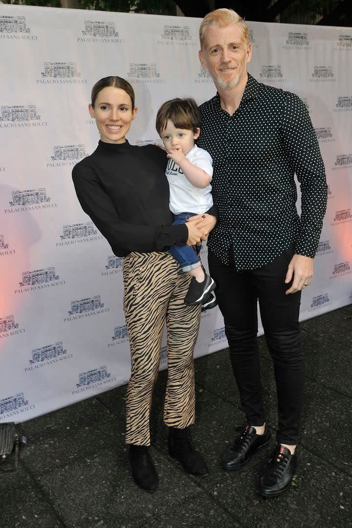 El periodista deportivo Martín Liberman posó muy sonriente para las cámaras junto con la bailarina Ana Laura Lopez, su mujer, y su pequeño hijo