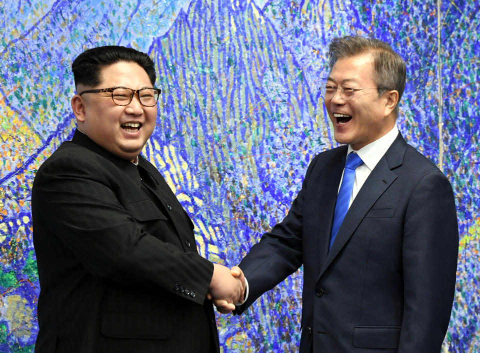 North Korean supreme leader Kim Jong-Un and South Korean president Moon Jae-in meet during peace negotiations in 2018. (Photo: Bloomberg via Getty Images)