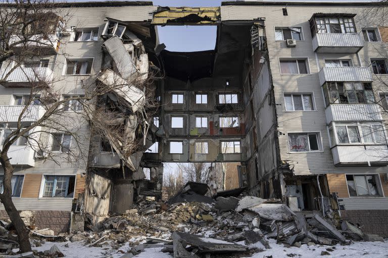 Un edificio de apartamentos destruido por las fuerzas rusas en Bakhmut, Ucrania, el viernes 24 de febrero de 2023.