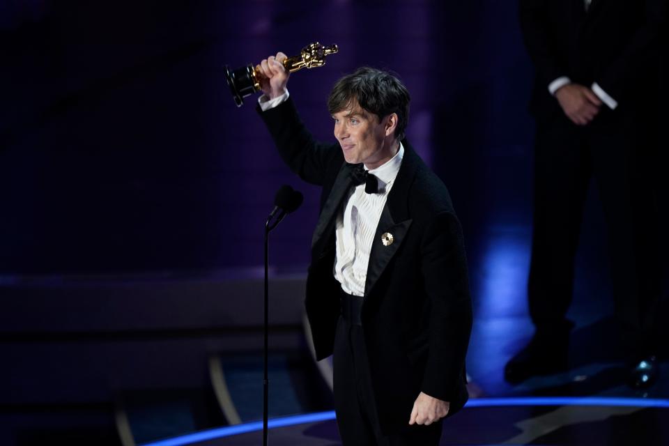 Cillian Murphy hoists his best actor Oscar for "Oppenheimer" at the 96th Academy Awards.