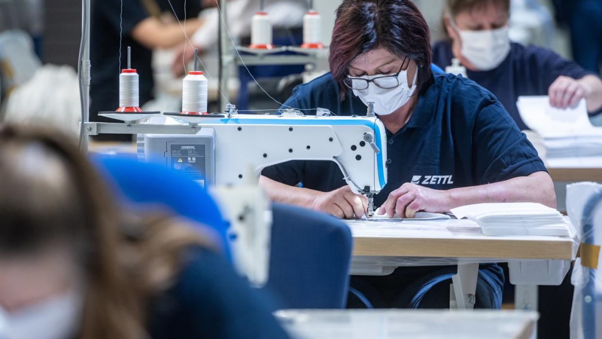 Ein Automobilzulieferer in Bayern hat auf die Produktion von Mundschutzmasken umgestellt.