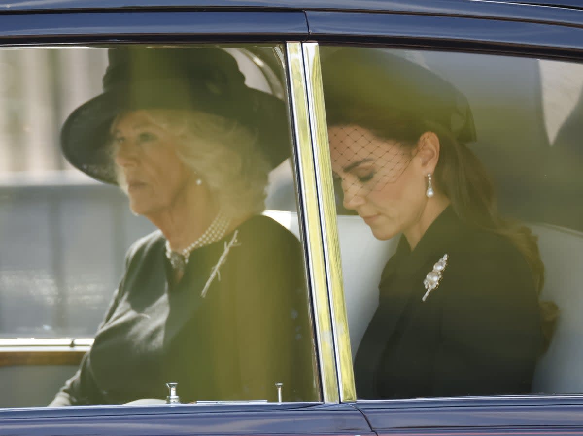 La princesa de Gales acompañó a la reina consorte, mientras que la duquesa de Sussex viajó en un carro distinto (Tolga Akmen/EPA)