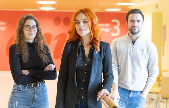 García, con sus dos estudiantes de doctorado, Laura de la Puente y Gonzalo Aizpurua 