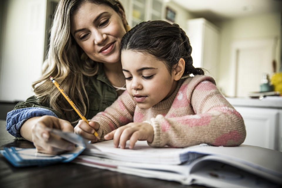 Madre e hija hacen los deberes (Getty Images)